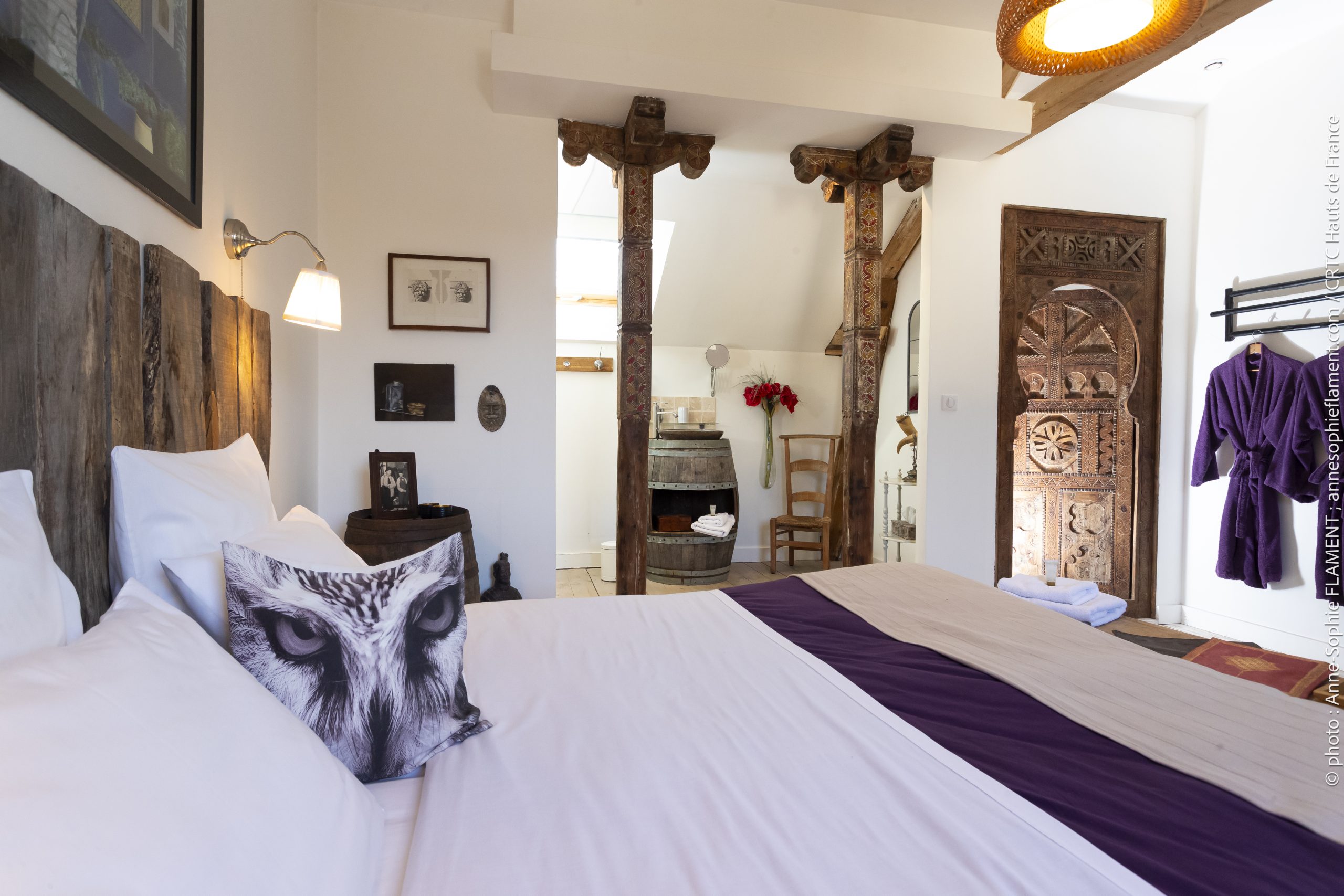 Chambre Ambre avec lit double king size (180x200) modulable, ambiance cosy et rustique, idéale pour un séjour détente avec espace bien-être privatisé en Picardie.